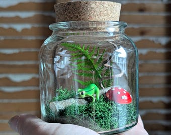 Miniatur Frosch auf einem Stamm Terrarien von SBMathieu