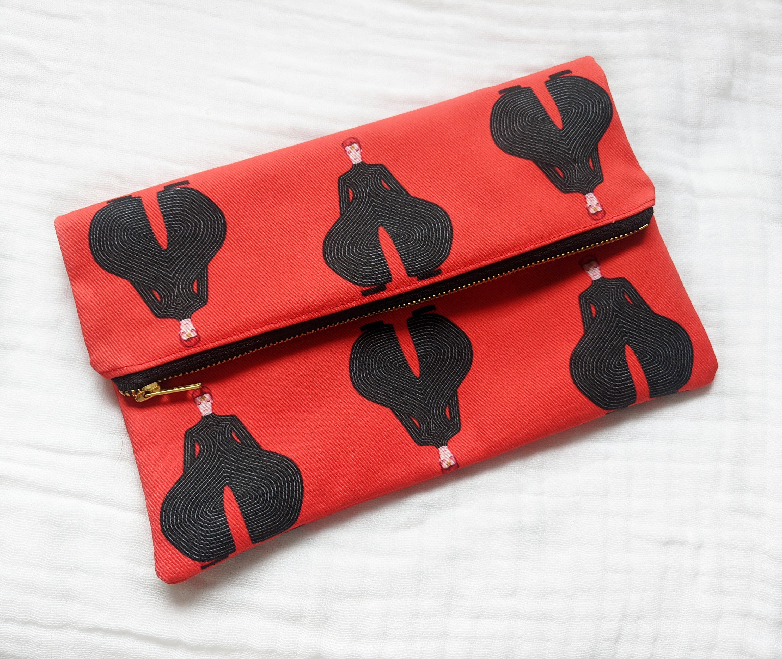 ⭐️David Bowie クラッチバッグ SBMathieuのDavid Bowie Tribute Folded Clutch Printed Red