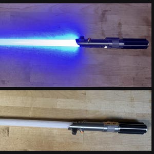 Puede incluir: Una espada de juguete larga y cilíndrica con un mango de metal plateado y negro. La imagen superior muestra la hoja iluminada con una luz azul brillante, mientras que la imagen inferior muestra la misma espada con la hoja apagada y blanca.