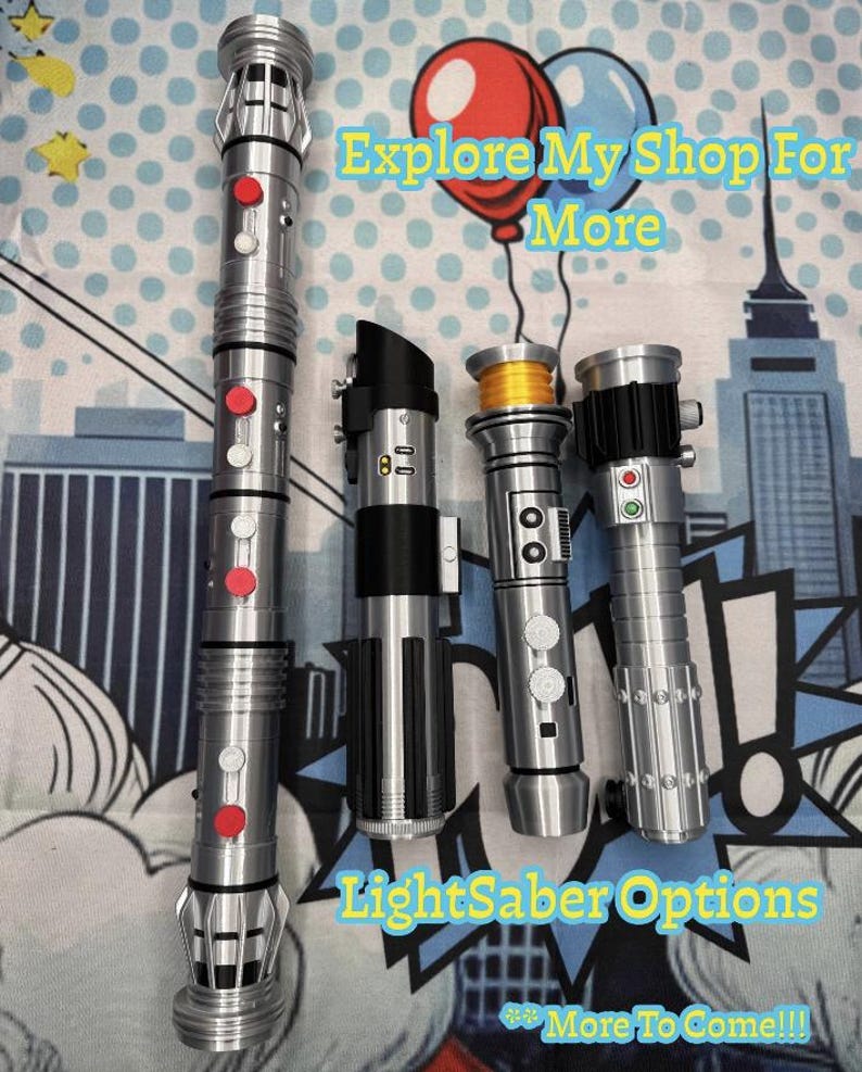 Może przedstawiać: Wyświetlane są cztery srebrne miecze świetlne z czerwonymi i białymi przyciskami oraz czarnymi akcentami. Obraz zawiera tekst "Explore My Shop For More" i "LightSaber Options" z "More To Come!!!" na dole.
