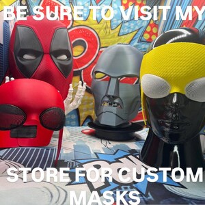 Puede incluir: Colecci&oacute;n de m&aacute;scaras personalizadas, que incluyen una m&aacute;scara roja de Deadpool, una m&aacute;scara roja con cubiertas oculares de malla negra, una m&aacute;scara gris y una m&aacute;scara amarilla y negra. El texto en la imagen dice "BE SURE TO VISIT MY STORE FOR CUSTOM MASKS."