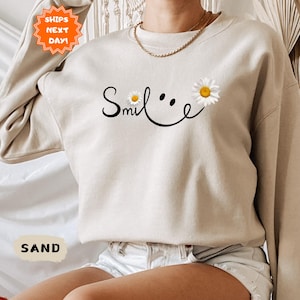 Daisy Smile Face Sweatshirt, Daisy Flower Smile Hoodie, Summer Women Gift Sweatshirt, Daisy Women's Sweatshirt, Mom Trendy Flower Sweatshirt