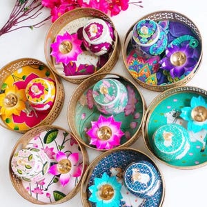 Op de afbeelding: Een rustiek houten bord met de tekst "Welcome to our home" in witte letters. Het bord heeft een verweerde afwerking en een eenvoudig ontwerp, perfect voor entree decoratie.