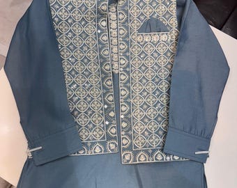 男の子用シルククルタセット｜グレーがかったブルーのインド風衣装、刺繍入りネルージャケット