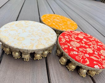 Handgefertigter Pooja Chowki aus Brokat: Indische Tempeldekoration, Ganpati Asan