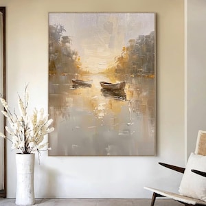 Może przedstawiać: Obraz olejny przedstawia dwie małe łodzie na spokojnym akwenie, odbijające miękkie światło zachodu słońca. Dzieło sztuki wykorzystuje stonowaną paletę barw szarości, brązów i żółci, tworząc spokojną i spokojną atmosferę.