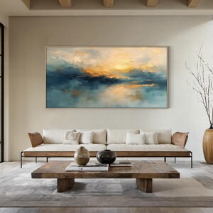 Peut inclure: Une grande peinture murale rectangulaire et horizontale repr&eacute;sentant un paysage abstrait avec des touches m&eacute;lang&eacute;es de bleu marine profond, de sarcelle et de jaune dor&eacute; doux, illustrant un horizon avec un effet de lumi&egrave;re &eacute;clatante.
