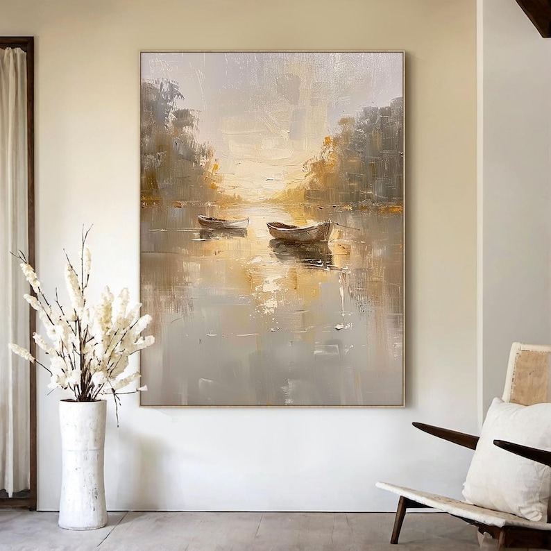 K&ouml;nnte beinhalten: Ein rechteckiges Wandgem&auml;lde, das zwei kleine Boote auf einem ruhigen Gew&auml;sser zeigt. Die Szene ist in Beige-, Creme- und sanften Goldt&ouml;nen gehalten, mit strukturierten Pinselstrichen, die B&auml;ume an den Ufern und einen hellen Horizont darstellen.