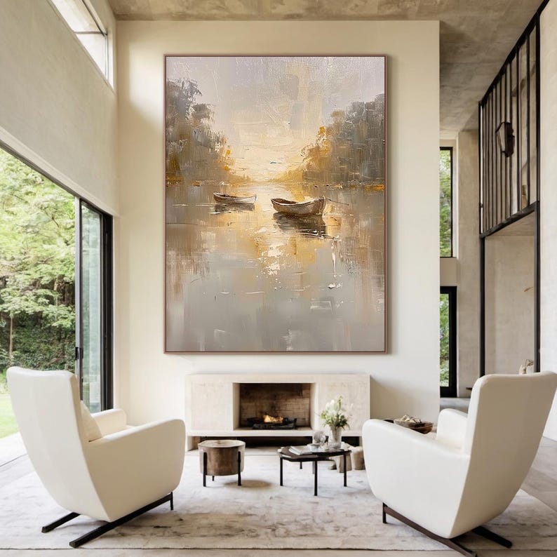 K&ouml;nnte beinhalten: Ein gro&szlig;es rechteckiges &Ouml;lgem&auml;lde mit zwei kleinen Booten auf einem ruhigen Gew&auml;sser. Das Kunstwerk verwendet eine Palette aus sanften Gold-, Beige- und ged&auml;mpften Graut&ouml;nen mit dicken, sichtbaren Pinselstrichen, die B&auml;ume am Ufer darstellen.