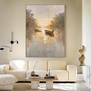 K&ouml;nnte beinhalten: Ein gro&szlig;es vertikales &Ouml;lgem&auml;lde auf Leinwand, das zwei kleine Boote auf einem ruhigen, spiegelnden Gew&auml;sser bei Sonnenuntergang zeigt. Die Szene besticht durch weiche, warme Gold- und Beiget&ouml;ne mit strukturierten Pinselstrichen.