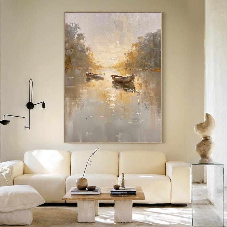 K&ouml;nnte beinhalten: Ein gro&szlig;es vertikales &Ouml;lgem&auml;lde auf Leinwand, das zwei kleine Boote auf einem ruhigen, spiegelnden Gew&auml;sser bei Sonnenuntergang zeigt. Die Szene besticht durch weiche, warme Gold- und Beiget&ouml;ne mit strukturierten Pinselstrichen.