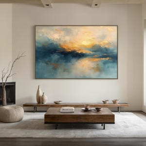 Peut inclure: Une grande peinture murale rectangulaire repr&eacute;sentant un paysage abstrait avec des touches m&eacute;lang&eacute;es de bleu marine profond, de bleu sarcelle et de jaune dor&eacute; doux. La composition montre une ligne d'horizon brumeuse avec de la lumi&egrave;re.
