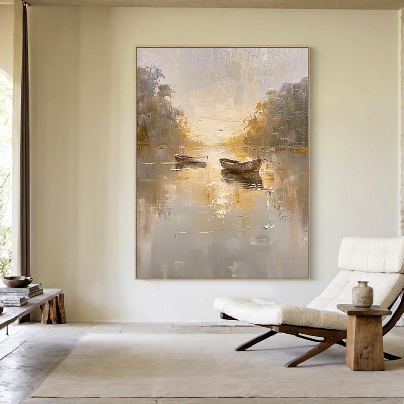 K&ouml;nnte beinhalten: Ein gro&szlig;es rechteckiges &Ouml;lgem&auml;lde auf Leinwand, das eine ruhige Landschaft mit zwei kleinen Booten auf stillem Wasser zeigt. Die Szene besticht durch sanfte, ged&auml;mpfte T&ouml;ne in Beige, Creme und Hellbraun, wobei strukturierte Pinselstriche einen dunstigen, atmosph&auml;rischen Effekt des Lichts erzeugen, das sich auf der Wasseroberfl&auml;che spiegelt.