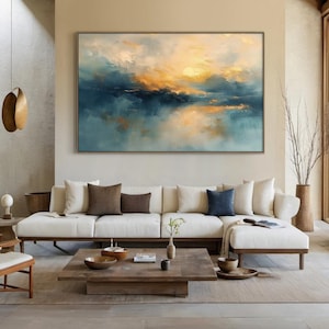 Peut inclure: Une grande peinture de paysage rectangulaire repr&eacute;sentant des nuages abstraits et de la lumi&egrave;re dans des tons de bleu profond, de sarcelle et d'or chaud. L'&oelig;uvre pr&eacute;sente des coups de pinceau &eacute;pais et textur&eacute;s cr&eacute;ant du mouvement.