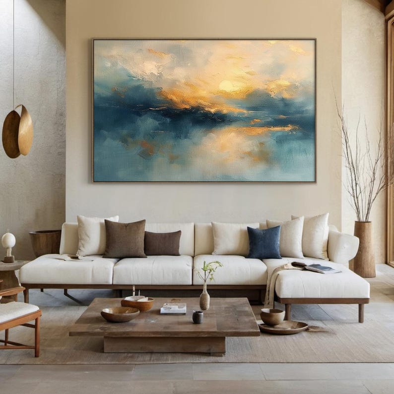 Peut inclure: Une grande peinture de paysage rectangulaire repr&eacute;sentant des nuages abstraits et de la lumi&egrave;re dans des tons de bleu profond, de sarcelle et d'or chaud. L'&oelig;uvre pr&eacute;sente des coups de pinceau &eacute;pais et textur&eacute;s cr&eacute;ant du mouvement.