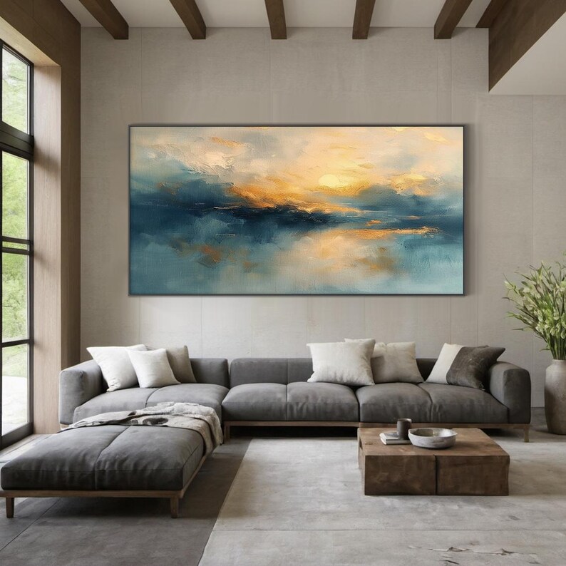 Peut inclure: Une grande peinture murale rectangulaire horizontale repr&eacute;sentant un paysage abstrait avec des touches m&eacute;lang&eacute;es de bleu marine profond, de sarcelle et de jaune dor&eacute; doux. La composition montre une ligne d'horizon floue.