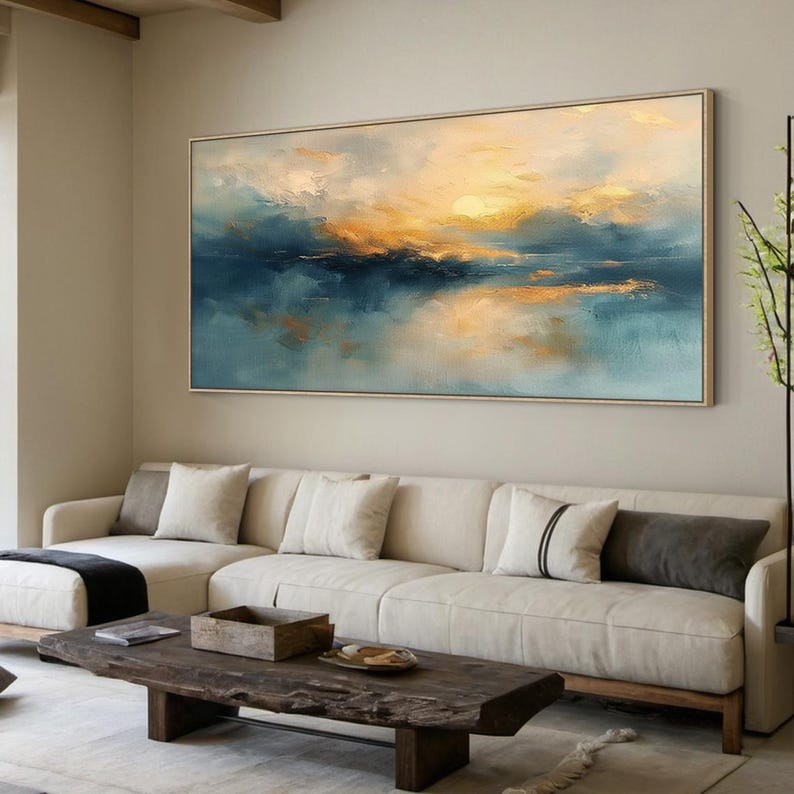 Peut inclure: Une grande peinture de paysage rectangulaire repr&eacute;sentant un ciel abstrait et une ligne d'horizon. L'&oelig;uvre pr&eacute;sente un m&eacute;lange de bleu marine profond, de sarcelle et de tons jaune dor&eacute; doux, avec des coups de pinceau textur&eacute;s et &eacute;pais.