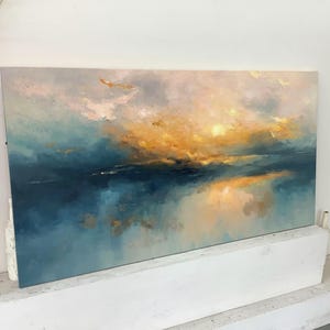 Peut inclure: Une peinture de paysage rectangulaire pr&eacute;sentant un m&eacute;lange de teintes bleu profond, sarcelle et jaune dor&eacute;. L'&oelig;uvre repr&eacute;sente une ligne d'horizon avec des coups de pinceau textur&eacute;s cr&eacute;ant un ciel nuageux et une surface d'eau r&eacute;fl&eacute;chissante.