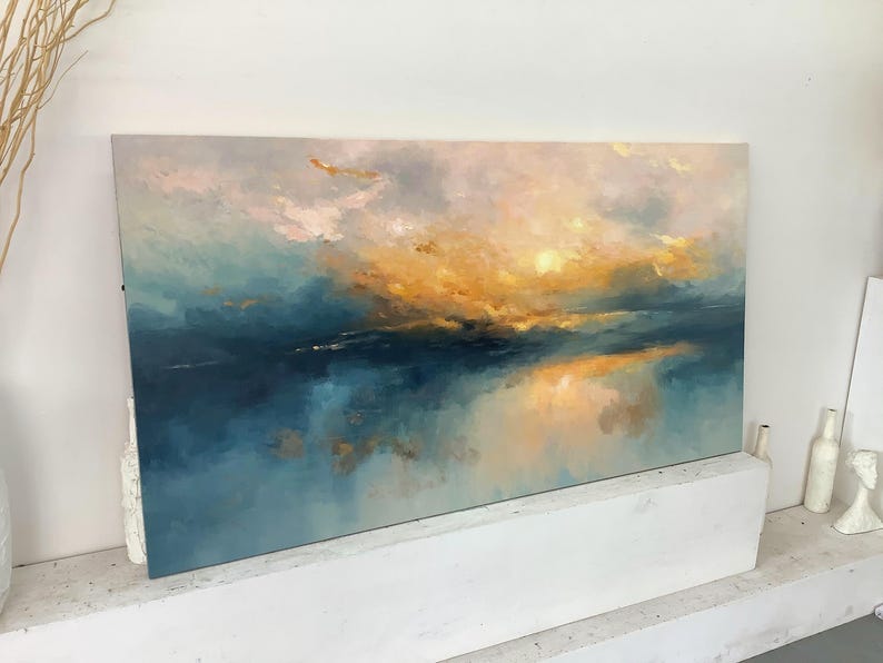 Peut inclure: Une peinture de paysage rectangulaire pr&eacute;sentant un m&eacute;lange de teintes bleu profond, sarcelle et jaune dor&eacute;. L'&oelig;uvre repr&eacute;sente une ligne d'horizon avec des coups de pinceau textur&eacute;s cr&eacute;ant un ciel nuageux et une surface d'eau r&eacute;fl&eacute;chissante.