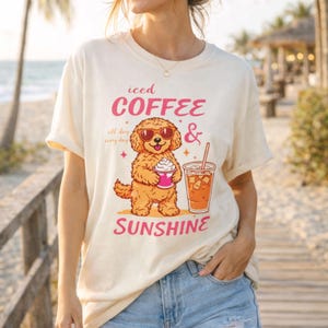 Iskaffe och solsken Cavapoo-t-shirt, sommarklotterkaffe-tröja, Cavapoo-mammapresent, kaffeälskare Cavoodle-t-shirt