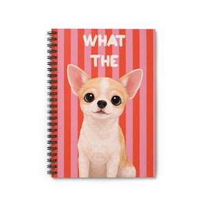 Puede incluir: Cuaderno de espiral con una ilustración de un perro chihuahua con grandes ojos expresivos. La portada tiene un patrón de rayas verticales en rosa y rojo, con las palabras "WHAT THE" en blanco.