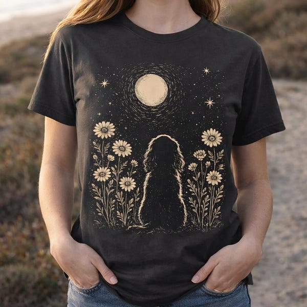 Camiseta Caballero iluminado por la luna entre girasoles / Silueta floral de cielo nocturno