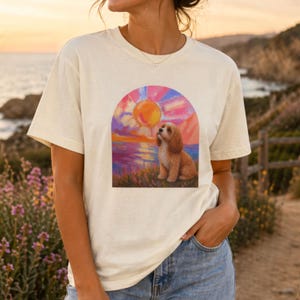 Cavapoo Sunset Arch T-shirt | Söt hundstrandscen, pastellfärgad himmel