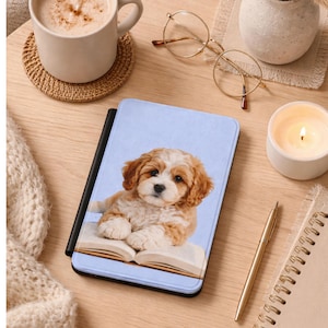 Söt Cavapoo-valp med bokfodral till Kindle | Läsomslag