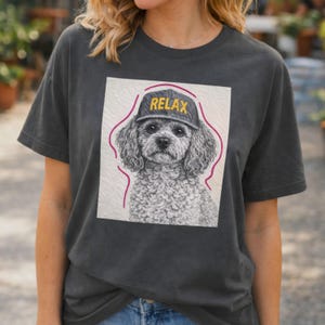 Puede incluir: Un juego de tres tazas de cerámica con un acabado moteado y mate. Las tazas son de color crema, gris claro y gris oscuro. Cada taza tiene un diseño simple y minimalista y un asa redondeada.