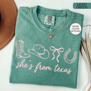 Comfort Color® She's From Texas Shirt, Texas Girl Shirt, Cowboy Boot Hat Bow Horseshoe Shirt, Western Cowgirl Bow Shirt, Southern Girl Shirt imagem 3