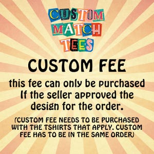 Könnte beinhalten: Grafik mit dem Text "CUSTOM MATCH TEES" in bunten, blockartigen Buchstaben. Darunter stehen die Worte "CUSTOM FEE" fett und schwarz. Zusätzlicher Text erklärt die Bedingungen der Gebühr, vor einem cremefarbenen und orangefarbenen Hintergrund.