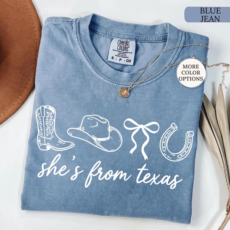 Comfort Color® She's From Texas Shirt, Texas Girl Shirt, Cowboy Boot Hat Bow Horseshoe Shirt, Western Cowgirl Bow Shirt, Southern Girl Shirt imagem 7