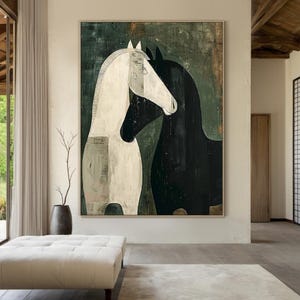 Może przedstawiać: Duży, oprawiony obraz przedstawiający dwa stylizowane konie. Jeden koń jest biały, drugi czarny, na tle ciemnozielonego i brązowego tła. Dzieło ma nowoczesną, minimalistyczną estetykę.