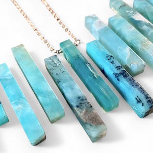 Peruanskt opalhalsband för kvinnor och män Grönblått peruanskt opalsmycke Halsband med rå opal för henne Peruanskt opalhänge Opalstångshalsband