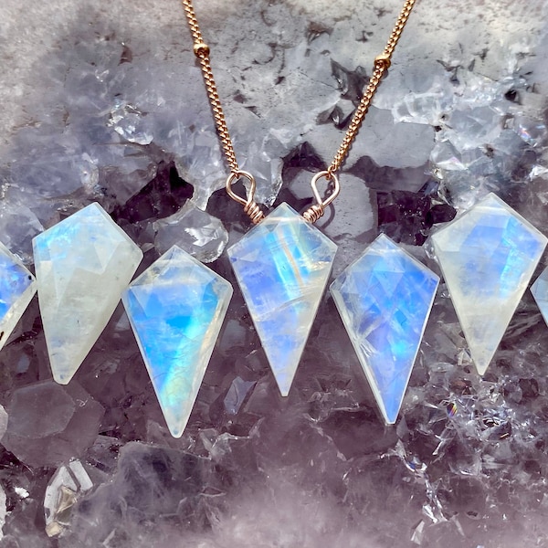 Raw Moonstone Necklace for Women – Rainbow Moonstone Point Pendant, Dainty Minimalist Gemstone Necklace, Boho Crystal Jewelry Gift for Her