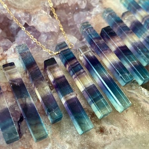 Colar de fluorita bruta para homens e mulheres, joias de fluorita arco-íris, colar com ponta de fluorita roxa, colar com barra de pedras preciosas, colar de cristal de fluorita.
