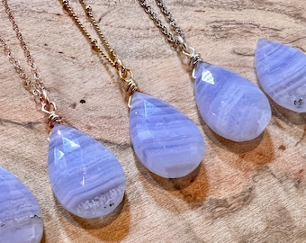 Natürliche blaue Spitze Achat Halskette Gold Rohe blaue Spitze Achat Anhänger Halskette Blaue Spitze Achat Schmuck für Frauen Blaue Chalcedon Halskette