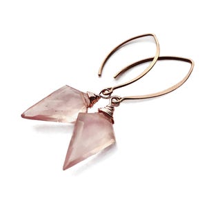 Örhängen i roséguld med rosenkvarts Örhängen i rosa kvarts Smycken i rå rosenkvarts Örhängen i rosa kristall Örhängen i rosa sten Örhängen i kvartskristall