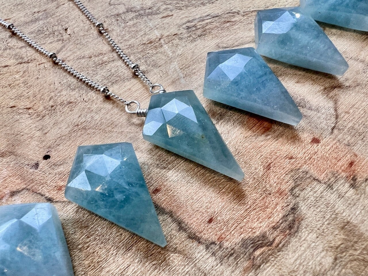 Rohe Aquamarine Halskette für Frauen Echte Aquamarin Anhänger März Geburtsstein Halskette Aqua marine Halskette Echte Aquamarin-Kristall-Halskette