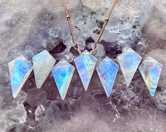 Raw Moonstone Necklace for Women – Rainbow Moonstone Point Pendant, Dainty Minimalist Gemstone Necklace, Boho Crystal Jewelry Gift for Her