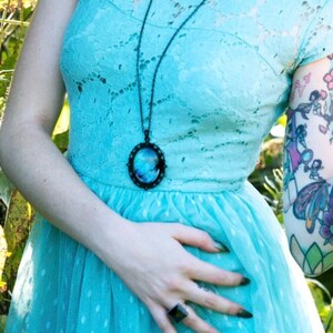 Äkta blå Morpho fjärilssmycken Gotiskt halsband Pastellgoth Estetisk Vaporwave Mjuk grunge Långt svart halsband Gotiska smycken bild 7