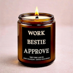 Könnte beinhalten: Eine brennende braune Glas-Kerze mit einem schwarzen Etikett. Auf dem Etikett steht "WORK BESTIE APPROVE" in weißer Schrift. Die Kerze ist von "THE VIBE LAB CO" und wird als "ASMR CRACKLING - IGNITES YOUR SENSES" beschrieben.