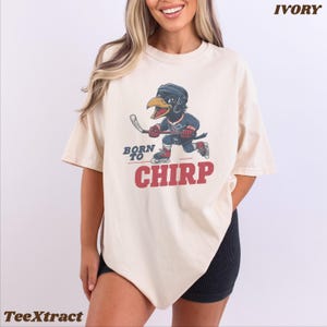 Camiseta de hockey "Born To Chirp", divertida camiseta de hockey "Trash Talk", mascota de pájaro de hockey, camiseta retro con humor de hockey, regalo para fanáticos del hockey