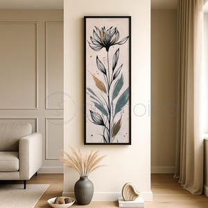 Könnte beinhalten: Vertikal gerahmter Kunstdruck mit einem stilisierten Blumendesign. Das Kunstwerk zeigt eine schwarz-goldene Blume mit langen, schlanken Blättern in Blau- und Brauntönen vor einem cremefarbenen Hintergrund. Der Rahmen ist schwarz.