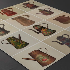 Puede incluir: Una alfombra decorativa estampada con una cuadrícula de ilustraciones de regaderas vintage. Las regaderas son de varios colores, incluyendo rojo, marrón y verde, con diseños florales y de frutas. El fondo es de color beige neutro.