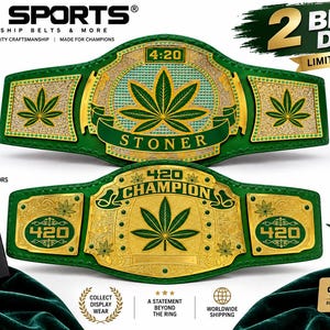 Puede incluir: Dos cinturones de campeonato con correas de cuero verde y placas de metal dorado. El cinturón superior presenta una hoja de cannabis verde y el texto STONER y 4:20. El cinturón inferior presenta una hoja de cannabis verde y el texto CHAMPION y 420.