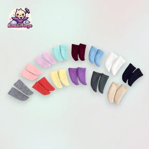Peut inclure: Un ensemble de 16 paires de chaussettes colorées, disposées en demi-cercle sur un fond bleu clair. Les chaussettes sont en tissu doux et tricoté et sont disponibles dans une variété de couleurs, notamment le rouge, le rose, le violet, le bleu, le vert, le jaune et le blanc.