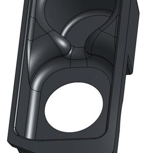 Może przedstawiać: Czarny plastikowy uchwyt na kubek do konsoli samochodowej z dwoma okrągłymi przegródkami i dużym okrągłym otworem. Uchwyt na kubek ma prostokątny kształt z zaokrąglonymi rogami i wspornikiem montażowym z dwoma otworami.