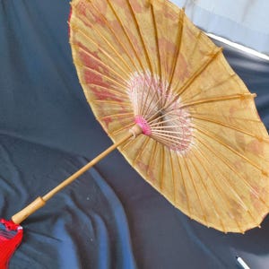 日本の番傘 伝統的な油紙日傘 赤い和傘 手作り 竹製フレーム 文化的