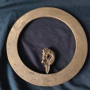 Może przedstawiać: Biały ceramiczny kubek z czarnym uchwytem i napisem "But First, Coffee" czarną, odręczną czcionką. Kubek stoi na białej powierzchni.